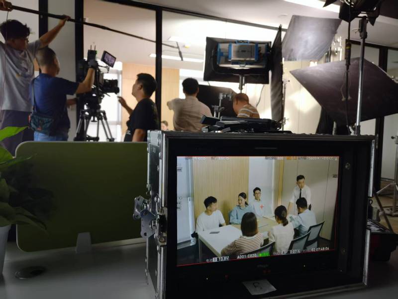 东光县TVC拍摄公司：科技产品视觉化大师，诠释未来感与功能美学